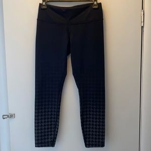 Lululemon Size 6 Cropped Black & Gray Leggings